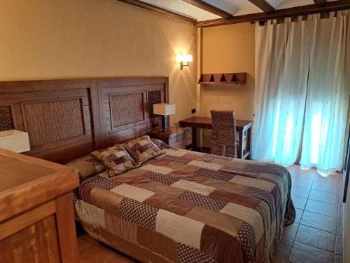a bedroom with a large bed in a room at Apartamento Casa Florentina in Albarracín