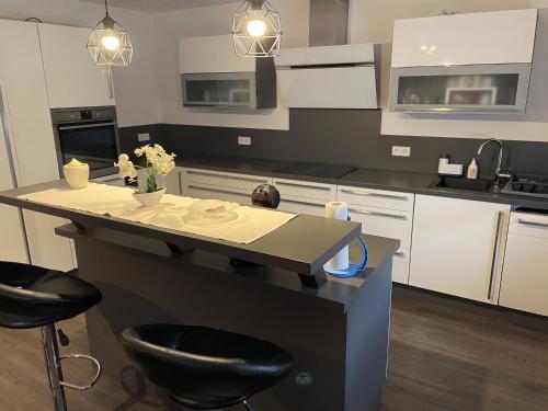 Kuchyň nebo kuchyňský kout v ubytování Moderne Erdgeschosswohnung