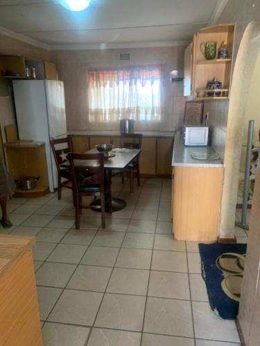 Η κουζίνα ή μικρή κουζίνα στο Susan Guest house Orlando w