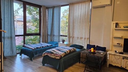 Postel nebo postele na pokoji v ubytování Batumi Wonderland