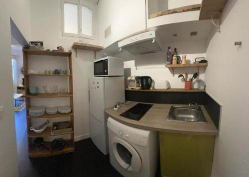 une petite cuisine avec un évier et une machine à laver dans l'établissement Vieux Nice, à Nice