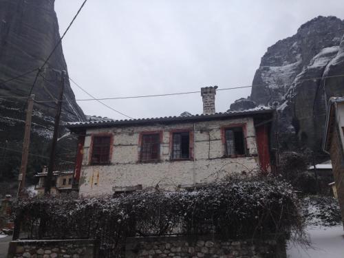 an old house on the side of a mountain at Pyrgos Adrachti in Kalabaka
