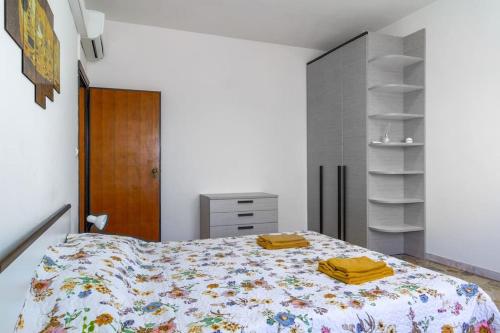 ヴェネツィアにあるVenice Family Houseのベッドルーム1室(黄色いタオルが付いたベッド1台付)