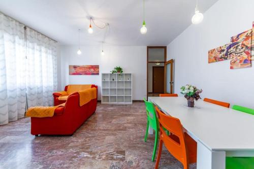 ヴェネツィアにあるVenice Family Houseのオレンジと緑の椅子とテーブルのあるリビングルーム
