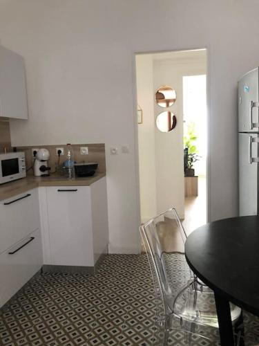 une cuisine avec une table et une salle à manger dans l'établissement Bastia nid, à Bastia