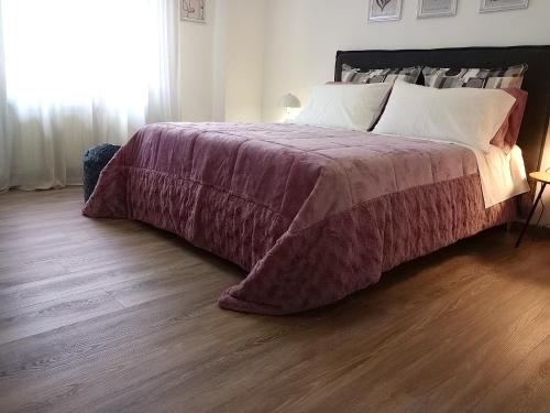 Rosy Suite Bed and Breakfastにあるベッド