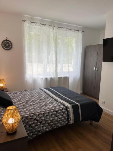 une chambre avec un lit et une grande fenêtre dans l'établissement Etxetxoa, à Argelès-Gazost