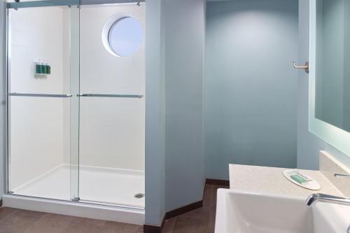 Ванная комната в SpringHill Suites by Marriott Pensacola Beach