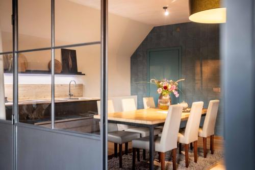 a kitchen and dining room with a wooden table and chairs at vakantieverblijf Pand19 in Geraardsbergen