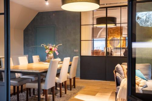 a dining room with a table and chairs at vakantieverblijf Pand19 in Geraardsbergen