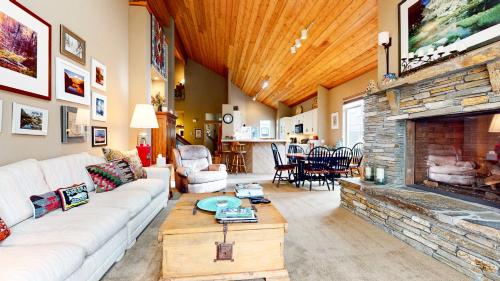 Χώρος καθιστικού στο Snowcreek IV #545 condo