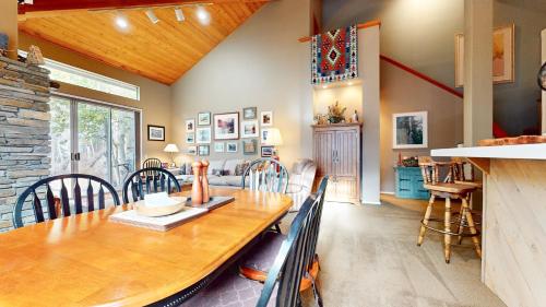 Χώρος καθιστικού στο Snowcreek IV #545 condo