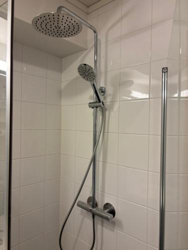 a shower with a shower head in a bathroom at KungsbergetNatur in Järbo