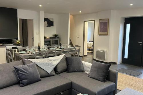 un salon avec un canapé et une salle à manger dans l'établissement Chaleureuse maison hyper centre, à Castelnau-de-Médoc