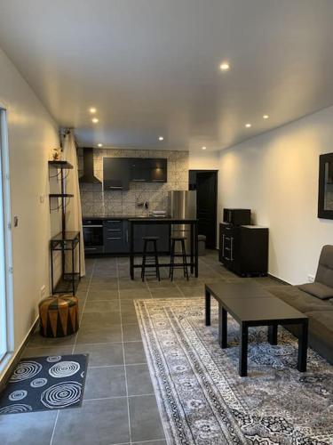 un salon avec un canapé et une table dans l'établissement Spacieuse Guest House près de l'aéroport CDG, à Sevran