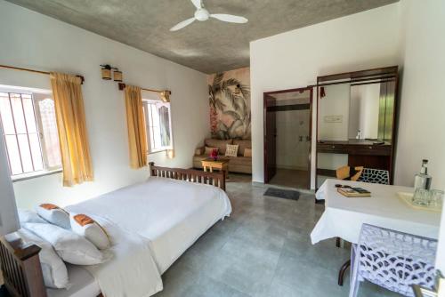 Katil atau katil-katil dalam bilik di Villa Amarena - Family friendly - Beach access