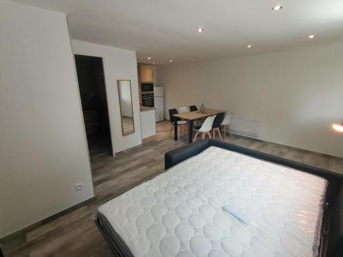 a bedroom with a bed and a table with chairs at 6 personnes / Proche Disney et aéroport CDG in Annet-sur-Marne