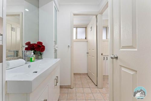 Bilik mandi di Comfortable 4-Bed House in Fairfield with Parking