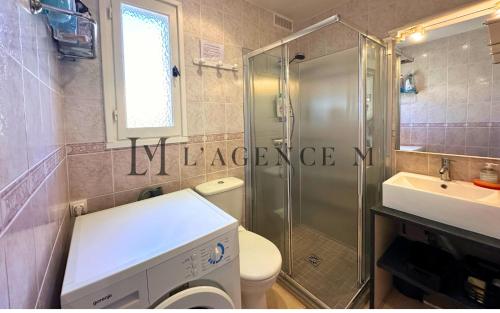 une salle de bain avec une douche, des toilettes et un lavabo dans l'établissement Appartement Salduccio Piscine tennis mini golf LUMIO, à Lumio