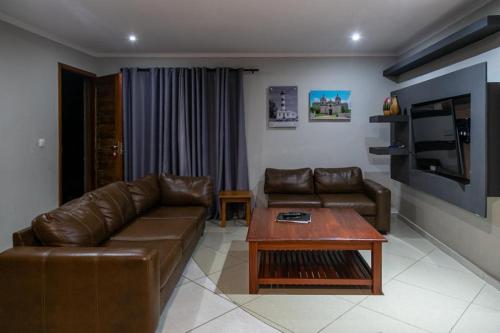a living room with a couch and a coffee table at Ossanzaia Bilene Lodge in Vila Praia Do Bilene