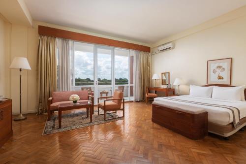 Postel nebo postele na pokoji v ubytování Inya Lake Hotel Yangon