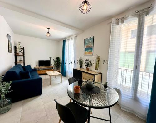 un salon avec un canapé bleu et une table dans l'établissement Studio Citadella Centre-ville CALVI, à Calvi