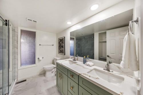 un bagno con due lavandini e un WC di # Marbella Lane - Home with Ocean & Golf Course Views a San Clemente