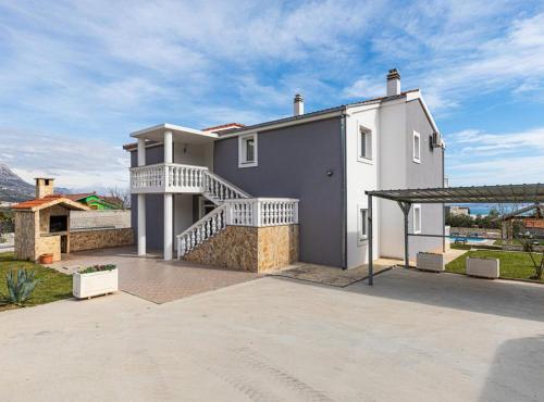 Exquisite Spacious Villa Bufaline with Pool and Gym