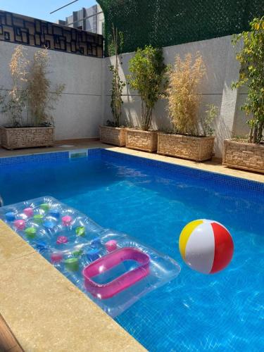 Бассейн в Villa moderne avec piscine sans vis à vis или поблизости