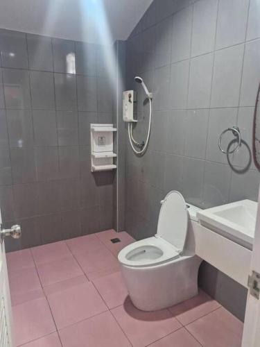 Ένα μπάνιο στο ThawornSuk Pool Villa