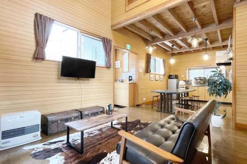 a living room with a couch and a flat screen tv at 森華 山中湖 はなれ in Yamanakako