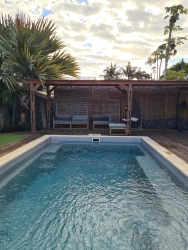 una piscina en el patio trasero de una casa en Ti coin tranquille, en Étang-Salé