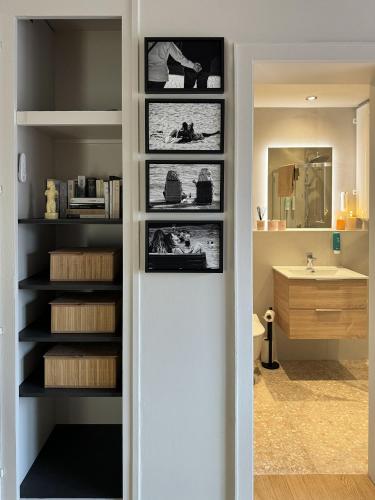 une salle de bain avec toilettes et lavabo dans l'établissement Le Petit Zix - Cosy et Terrasse, Petite France, à Strasbourg