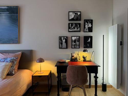 - une chambre avec un bureau, un lit et un bureau avec un ordinateur portable dans l'établissement Le Petit Zix - Cosy et Terrasse, Petite France, à Strasbourg