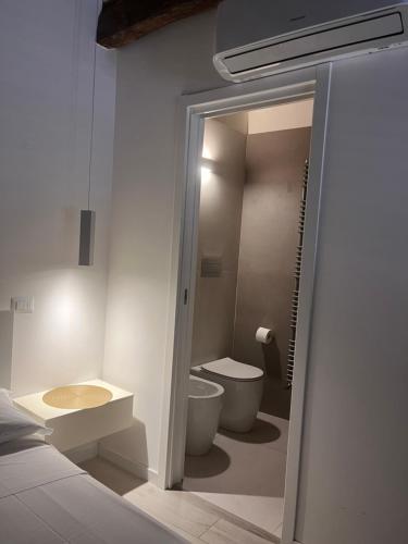 a bathroom with a toilet and a sink at L'Inferno di Dante in Gubbio