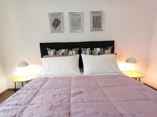 Cama o camas de una habitación en Rosy Suite Bed and Breakfast