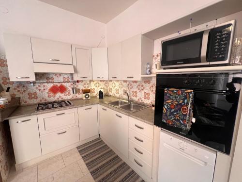 Η κουζίνα ή μικρή κουζίνα στο Casa Rosa di Maria Gabriella San Vito a 30 Km da Villasimius