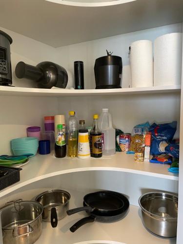 Dapur atau dapur kecil di Stunning water view home in Hobart