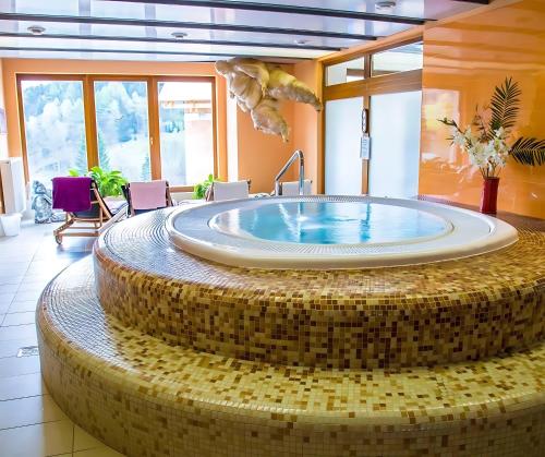 una grande piscina d'acqua in una stanza di Hotel Modřín a Pec pod Sněžkou