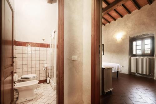 une salle de bains avec toilettes et lavabo dans l'établissement Tenuta La Borriana, à Carmignano