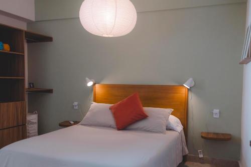 a bedroom with a bed with a wooden headboard at Exclusivo Departamento con vista a la marina in Conchal