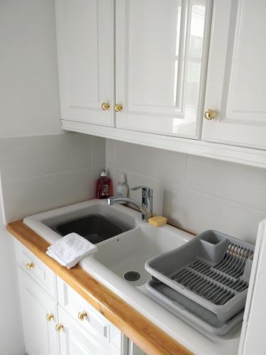 un comptoir de cuisine avec un évier et un évier dans l'établissement Chez Charlotte, à Chessy
