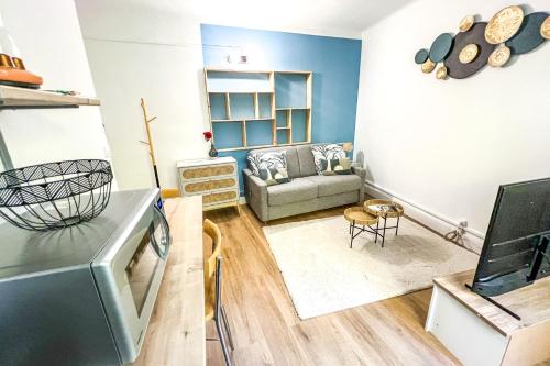 un salon avec un canapé et une télévision dans l'établissement AC - Quiet - Close to the Popes' Palace, à Avignon