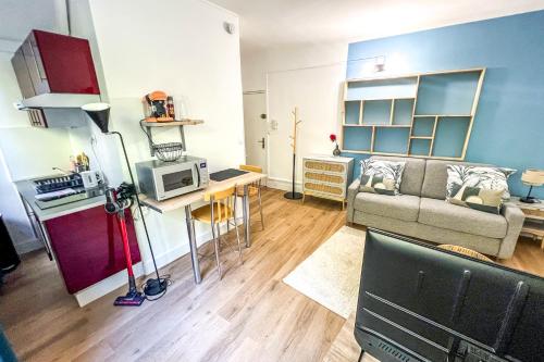 un salon avec un canapé et une télévision dans l'établissement AC - Quiet - Close to the Popes' Palace, à Avignon