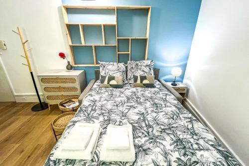 une chambre avec un grand lit avec un mur bleu dans l'établissement AC - Quiet - Close to the Popes' Palace, à Avignon