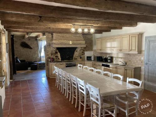 Kuchyň nebo kuchyňský kout v ubytování Maison de campagne St Grégoire