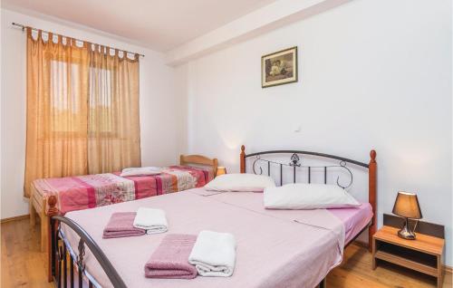 a bedroom with two beds and a window at Awesome Home In Meloni With Sauna in Karojba