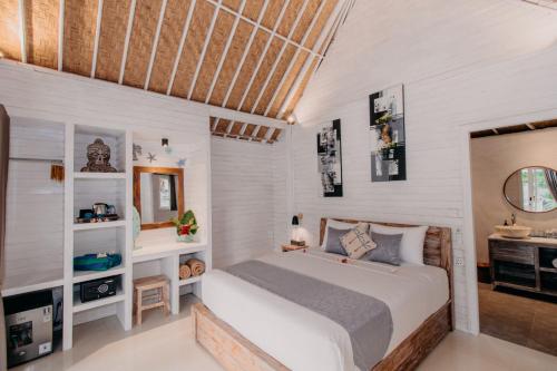 Postel nebo postele na pokoji v ubytování Lebaoh Nusa Cottage