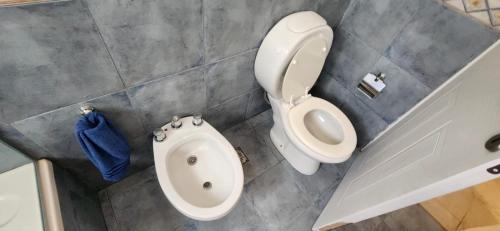 a bathroom with a toilet and a bidet at Tigre Centro Cochera Gratis in Tigre