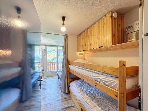 - une chambre avec 2 lits superposés et un balcon dans l'établissement Beau T2 4 pers 24m² ski aux pieds, idéal pour les vacances - FR-1-178-139, aux Menuires